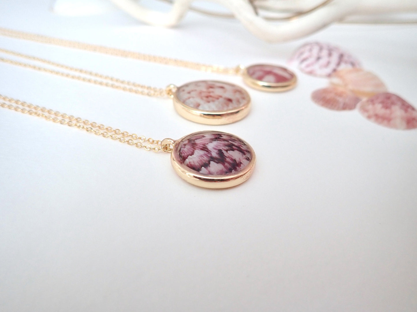 Hand-Made Real Seashell Calico Scallop Shell Pendant Necklace