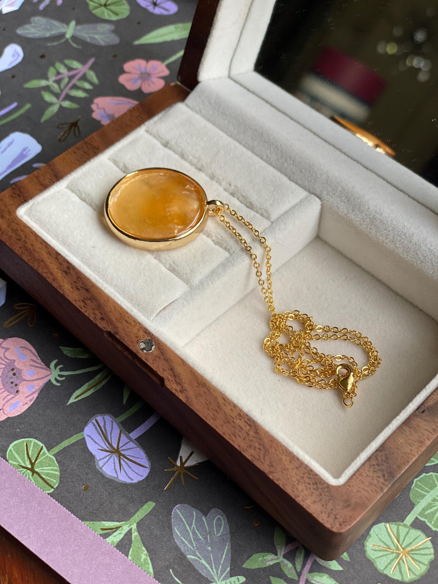 Hand-Made Real Seashell Capiz Shell Pendant Necklace