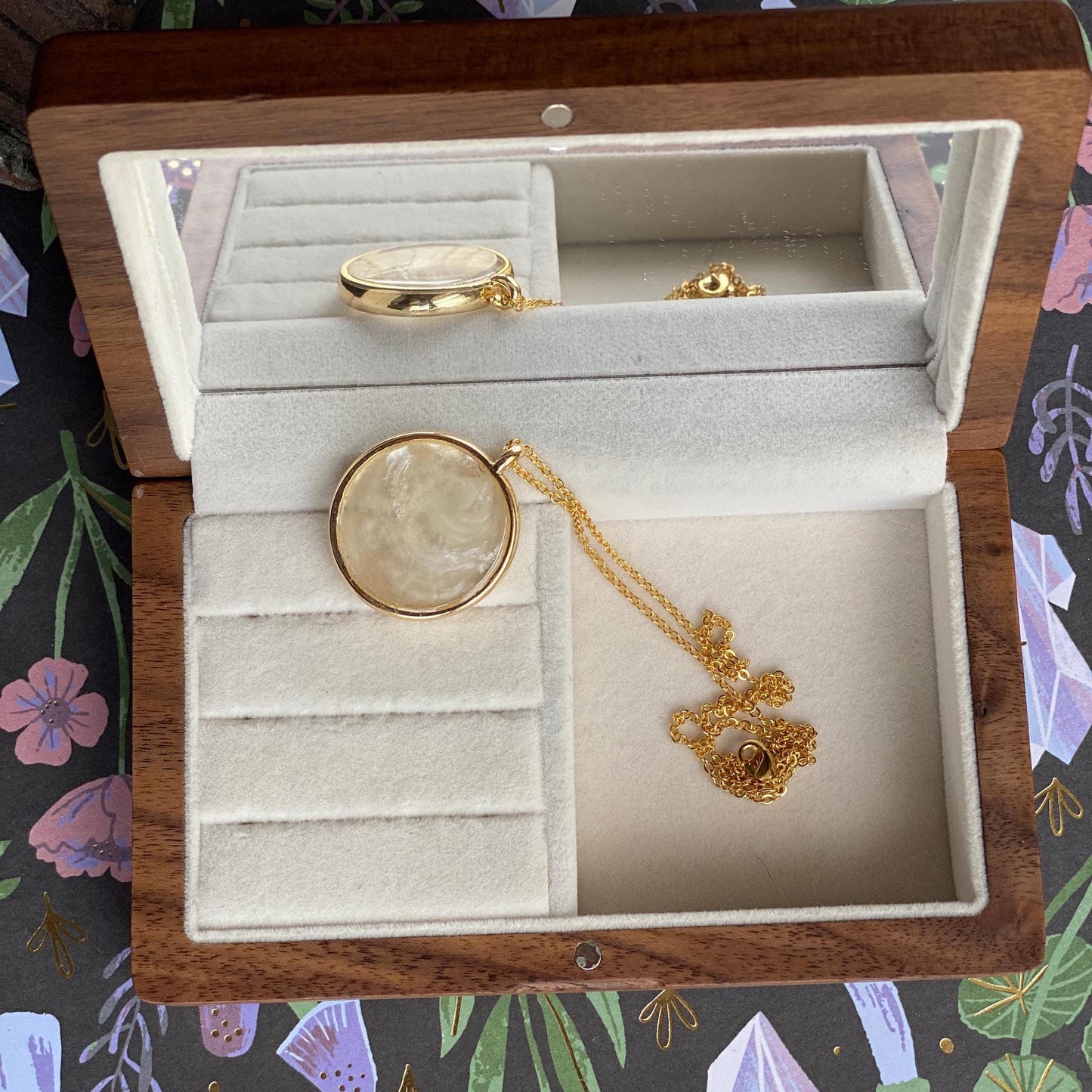 Hand-Made Real Seashell Capiz Shell Pendant Necklace