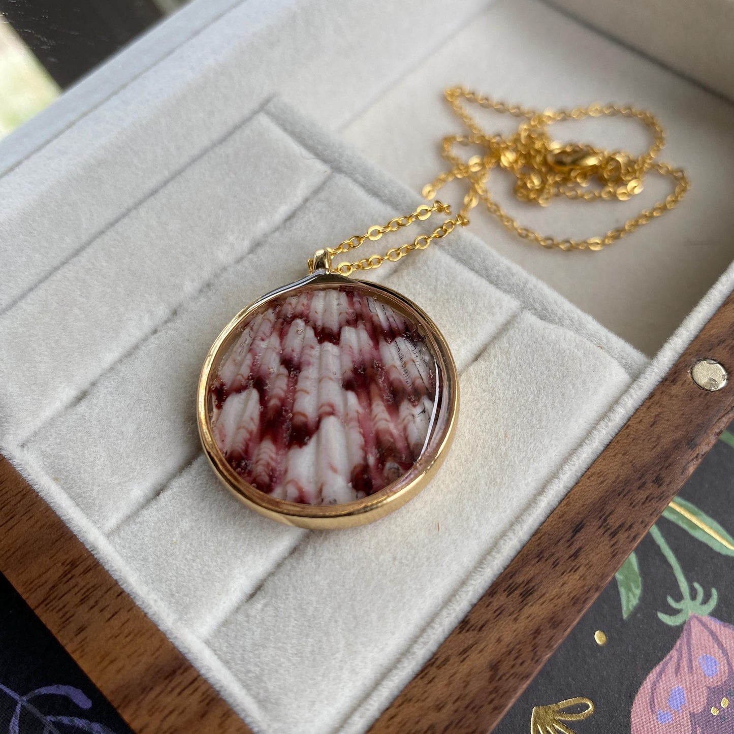 Hand-Made Real Seashell Calico Scallop Shell Pendant Necklace