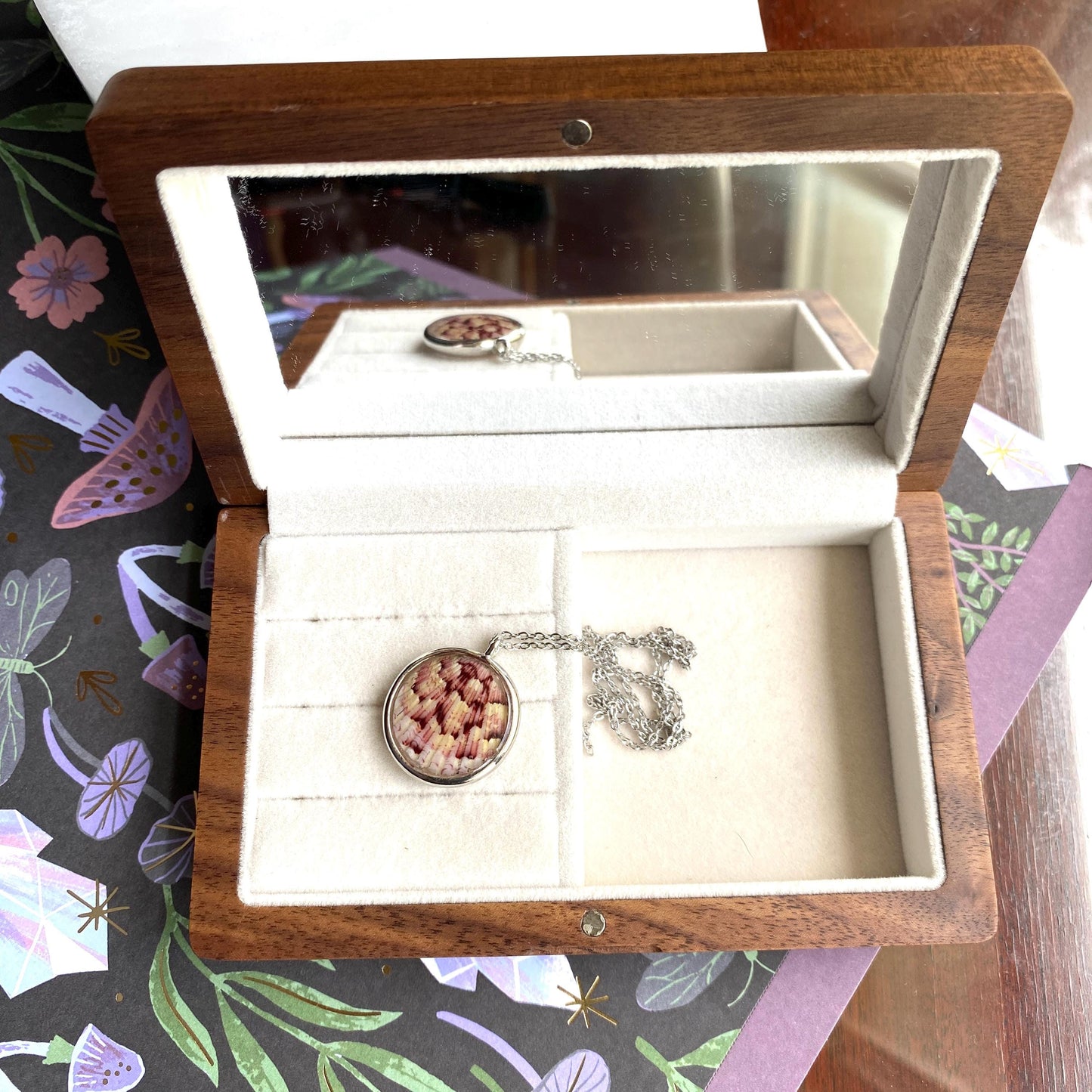 Hand Made Real Seashell Calico Scallop Shell Pendant Necklace