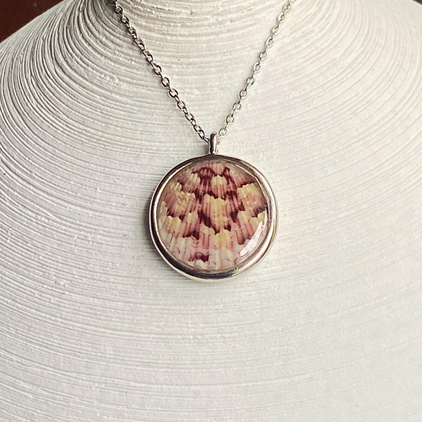 Hand Made Real Seashell Calico Scallop Shell Pendant Necklace