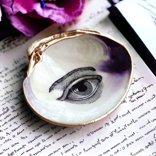 Decoupage Clam Shell Lover's Eye Art