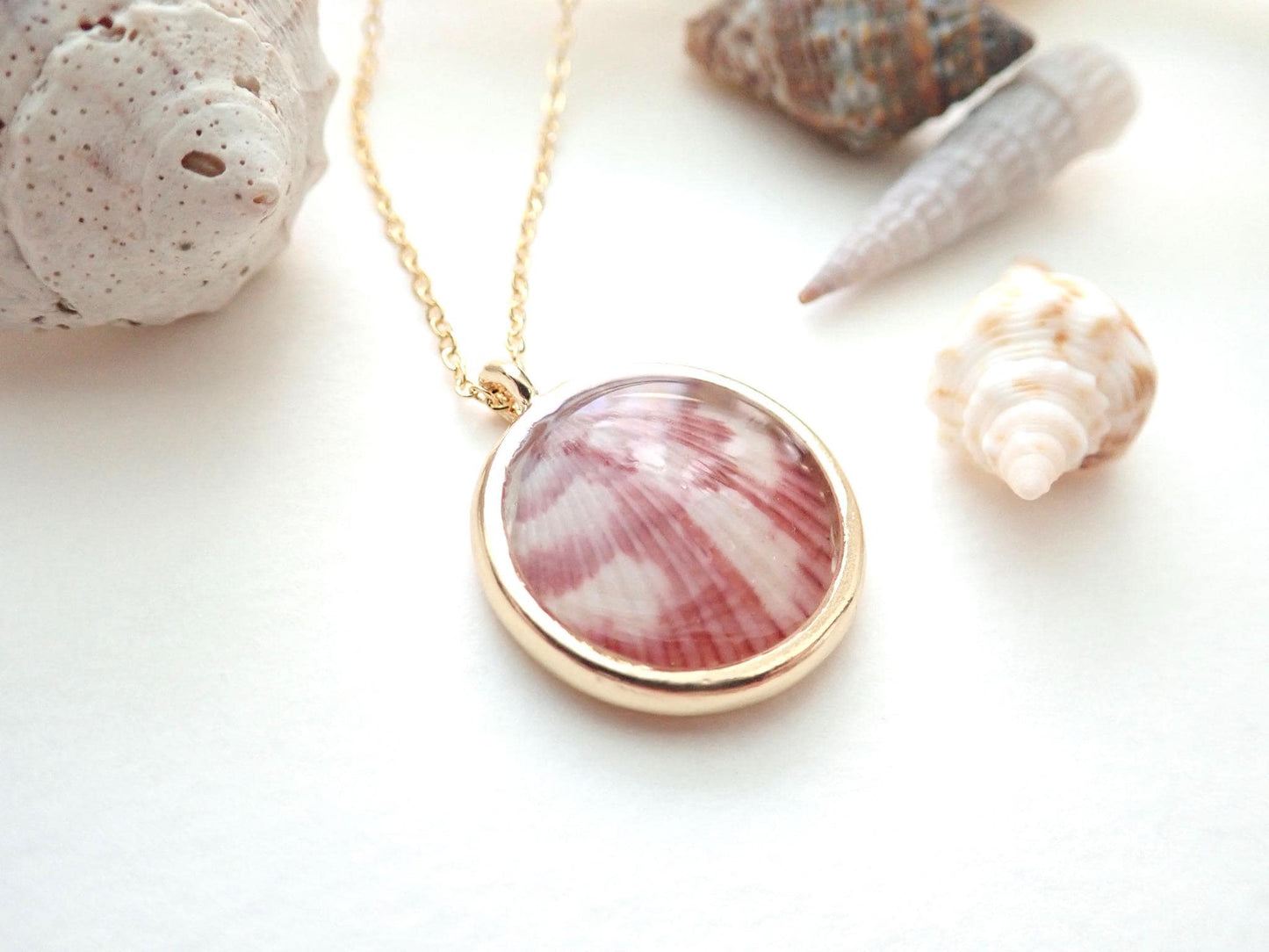 Hand-made Real Seashell Calico Scallop Shell Pendant Necklace