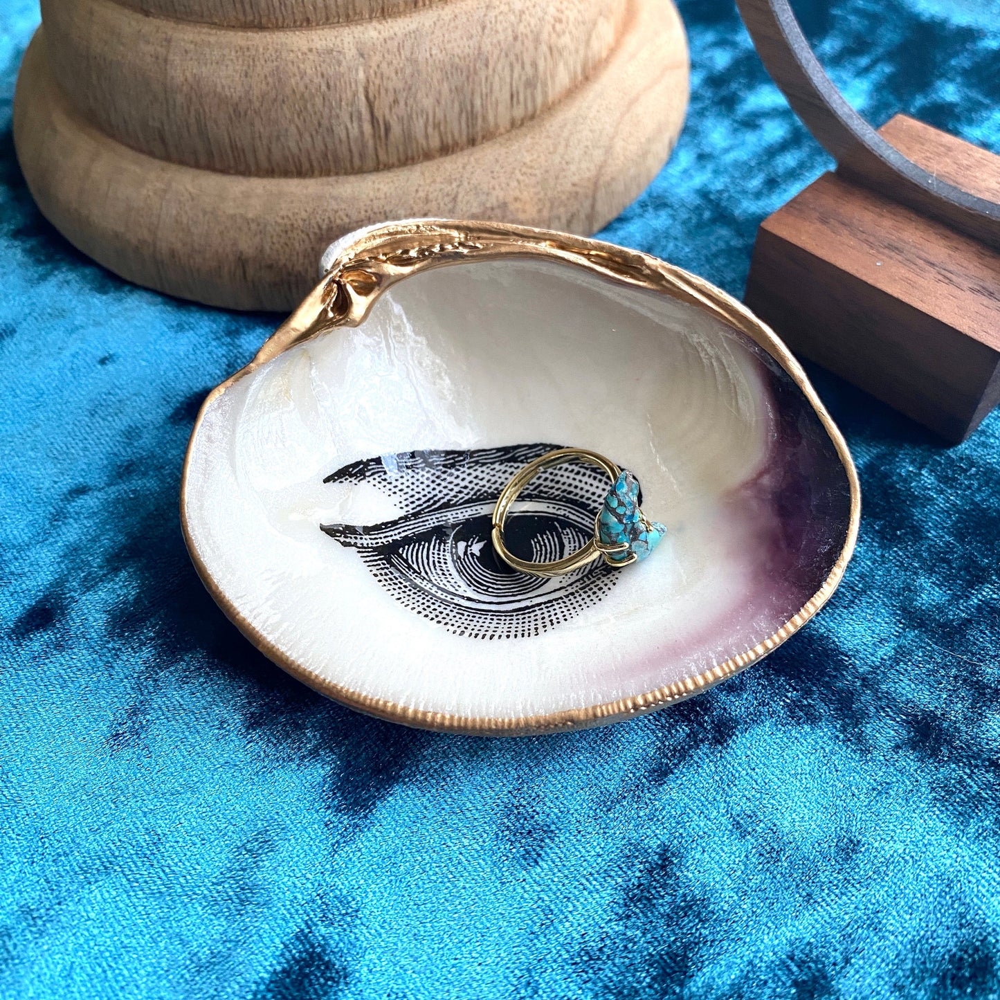 Decoupage Clam Shell Lover's Eye Art