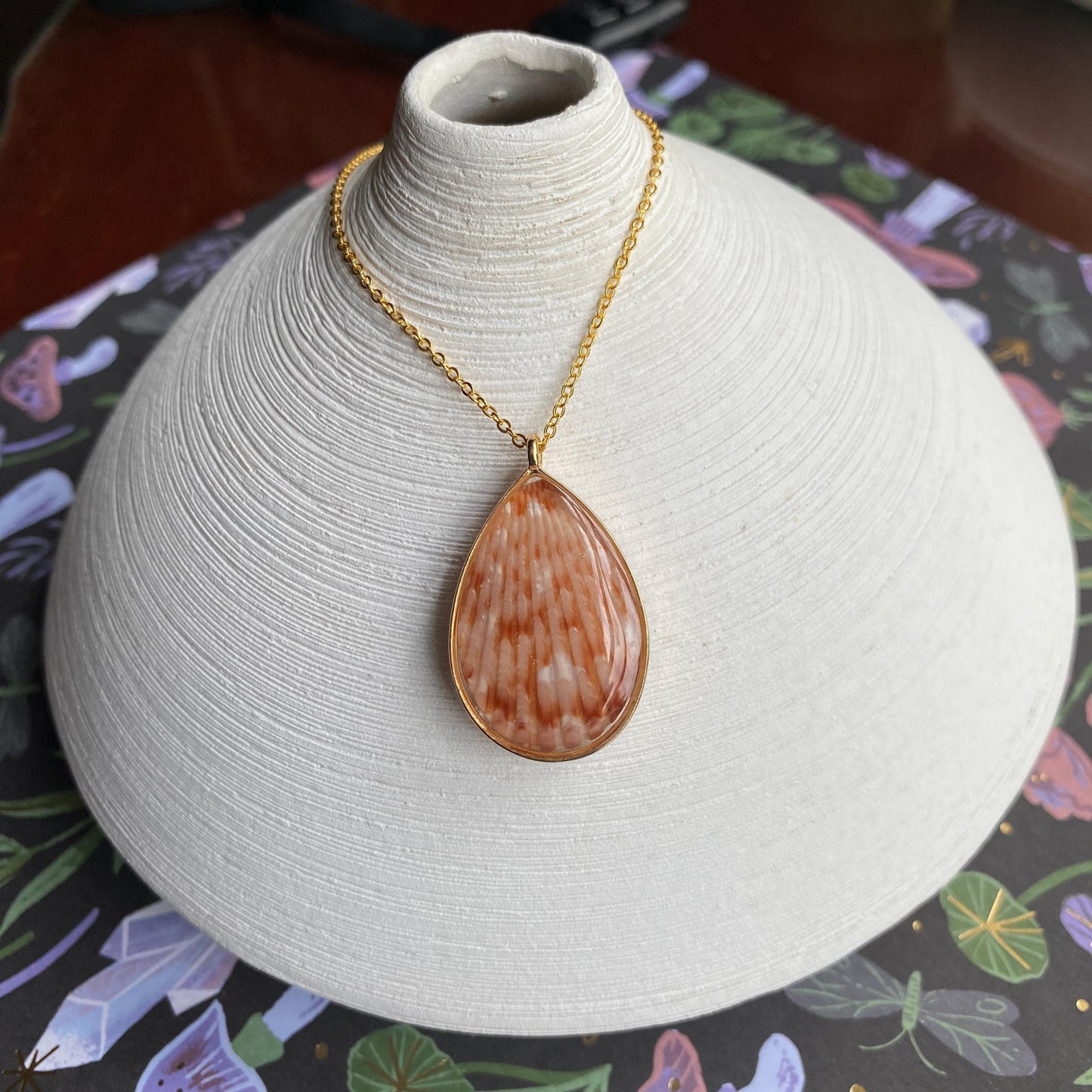 Hand Made Real Seashell Calico Scallop Shell Pendant Necklace