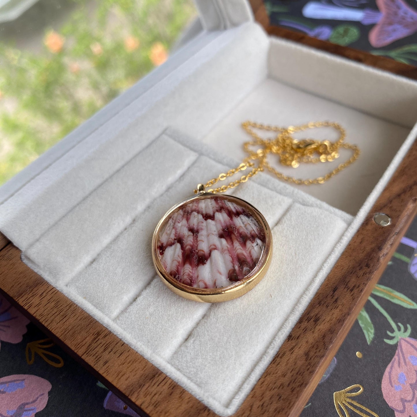 Hand-Made Real Seashell Calico Scallop Shell Pendant Necklace