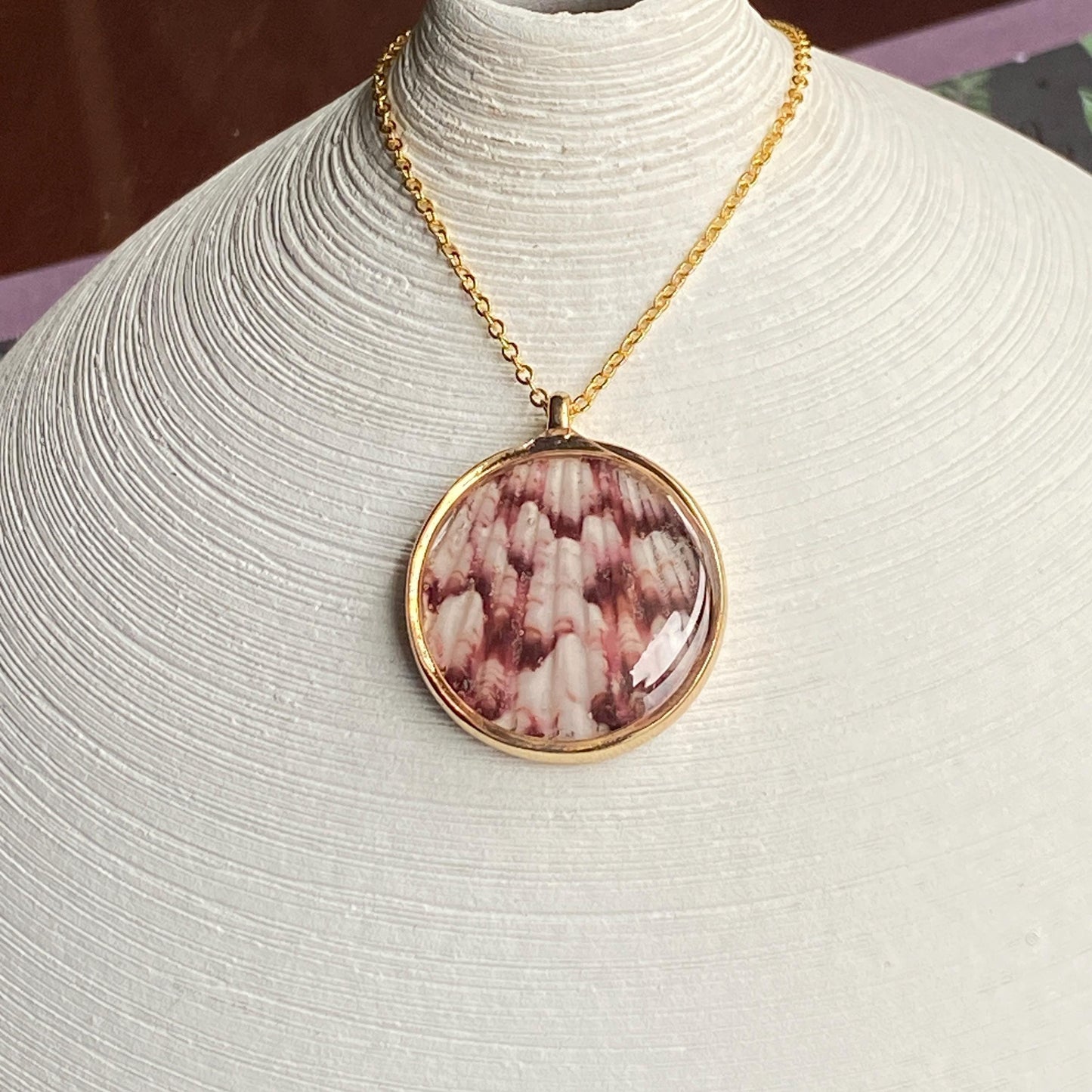 Hand-Made Real Seashell Calico Scallop Shell Pendant Necklace