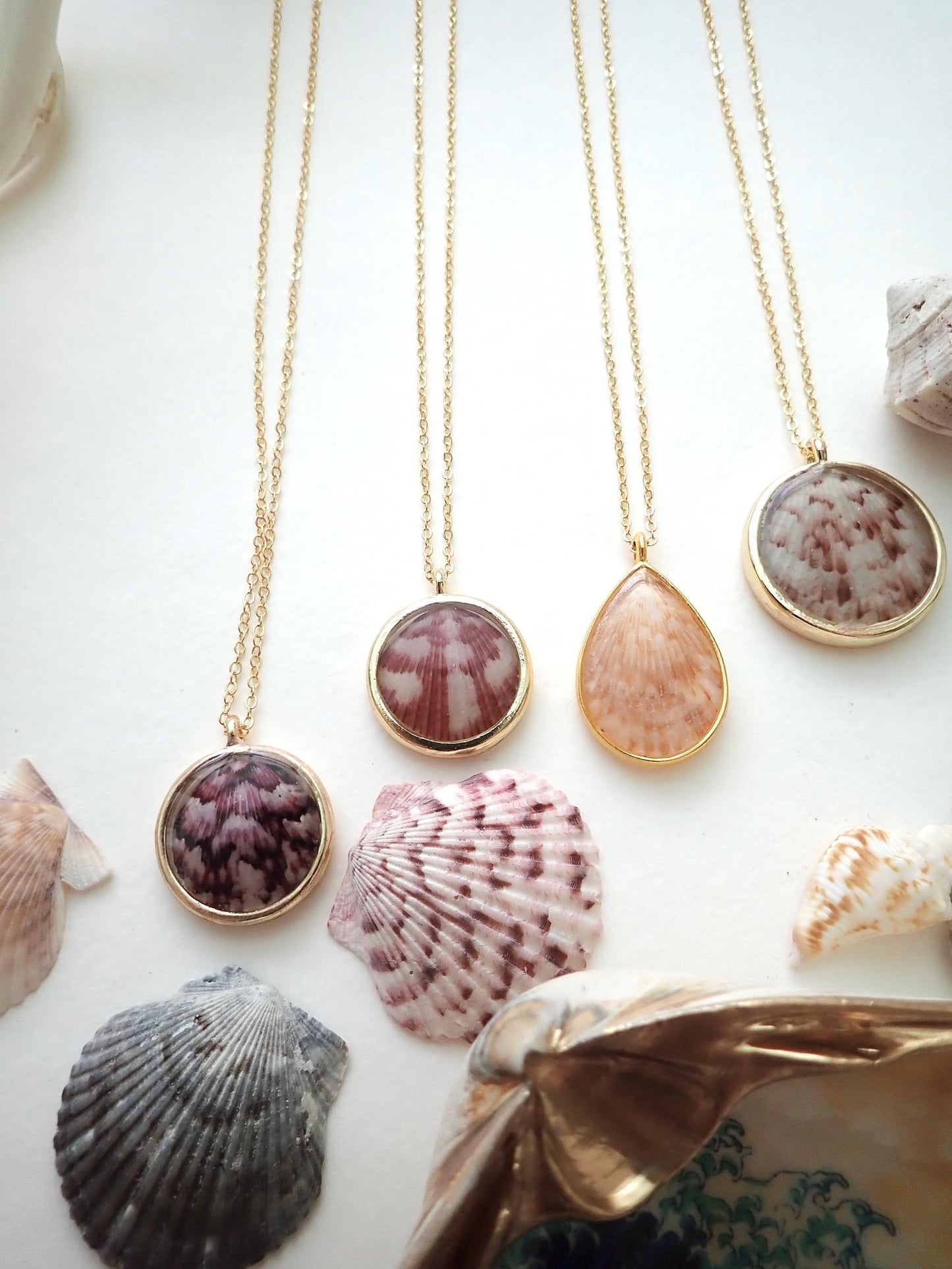 Hand-made Real Seashell Calico Scallop Shell Pendant Necklace