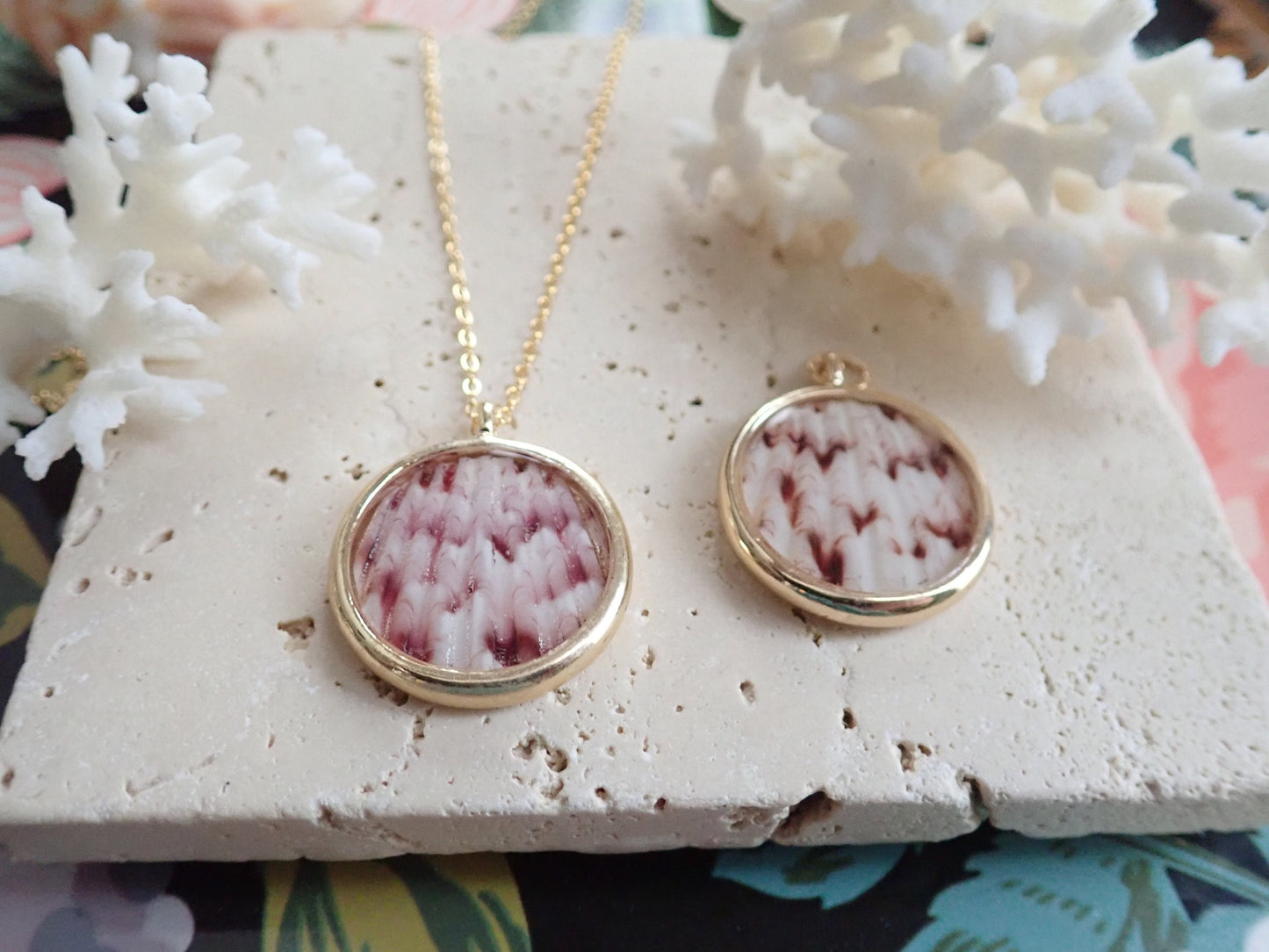 Hand-made Real Seashell Calico Scallop Shell Pendant Necklace