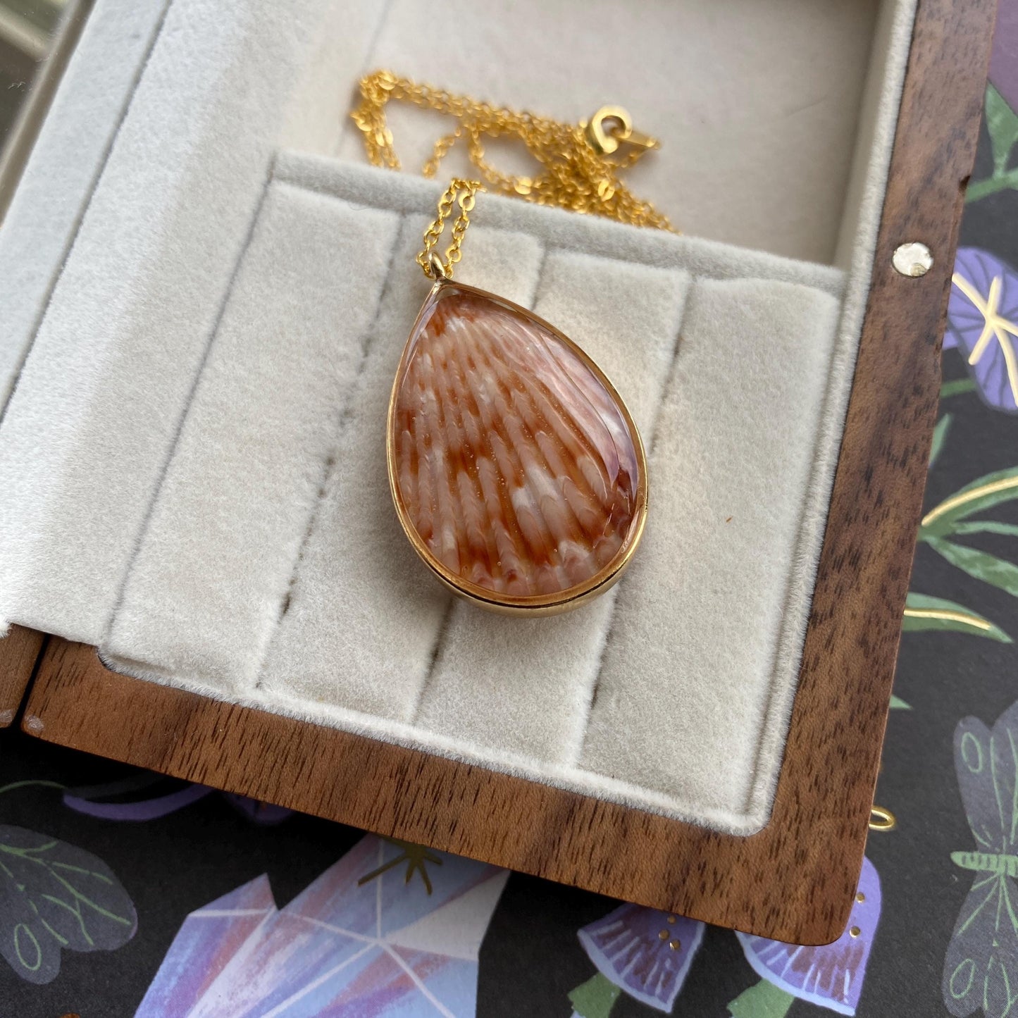 Hand Made Real Seashell Calico Scallop Shell Pendant Necklace