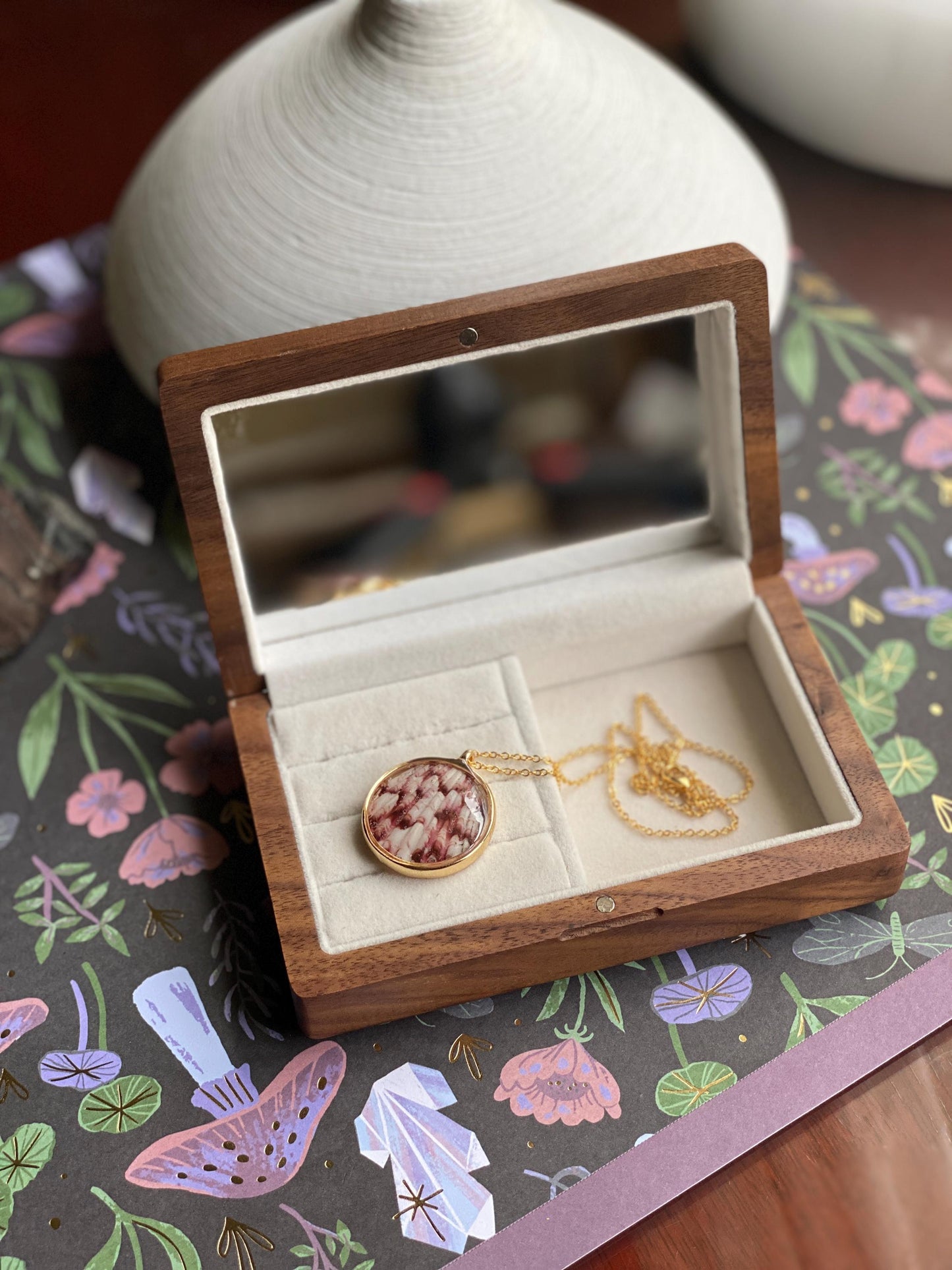 Hand-Made Real Seashell Calico Scallop Shell Pendant Necklace